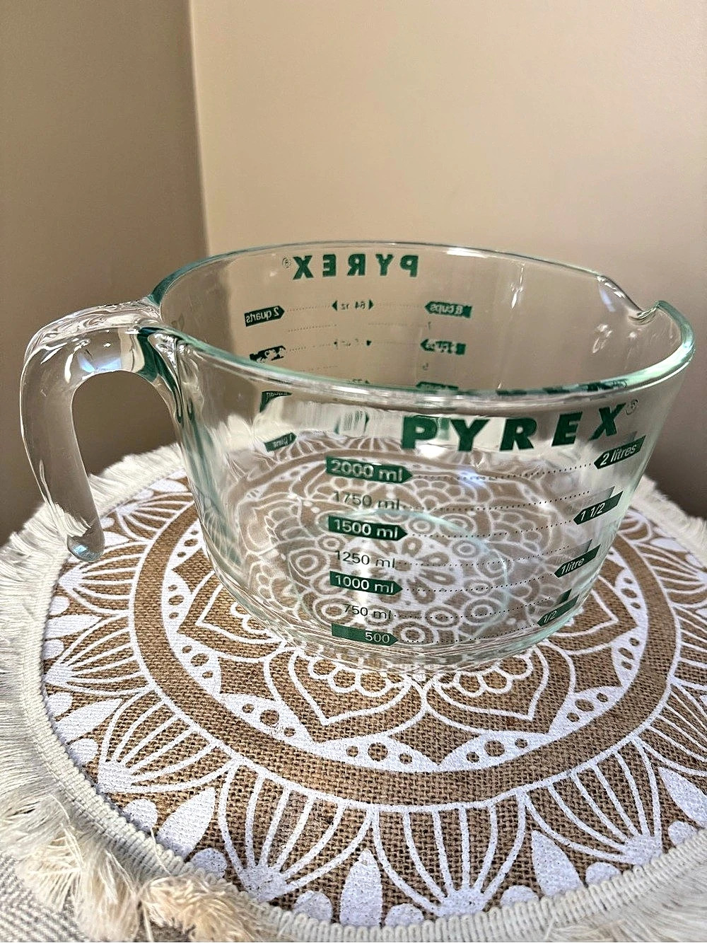 Vintage PYREX 2 Litre 8 Cup Glass Measuring Cup Green Lettering USA